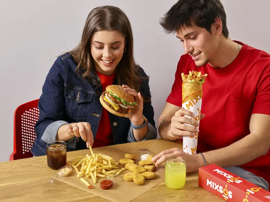 İki arkadaş Mixsos burger ve dürümünü yiyor